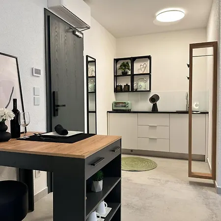 Stylish Studio In - Idyllic Retreat - Studio-06 Apartment Komarna